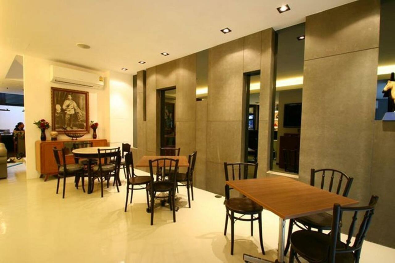 At One Inn Hualampong Bangkok Bagian luar foto