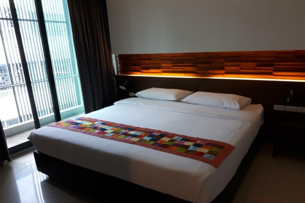 At One Inn Hualampong Bangkok Bagian luar foto