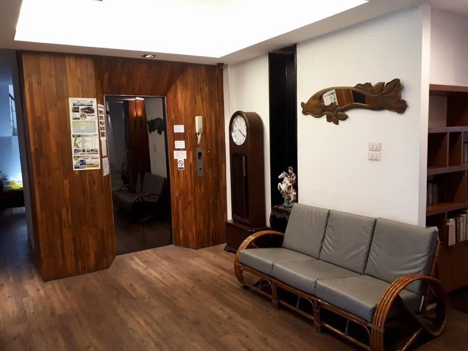 At One Inn Hualampong Bangkok Bagian luar foto