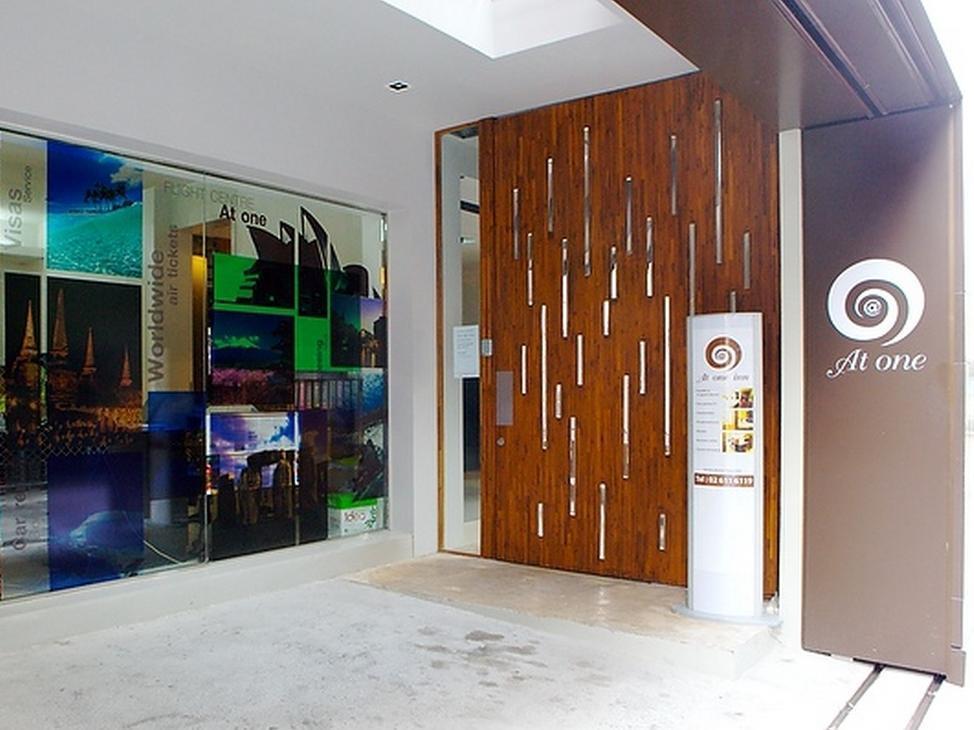 At One Inn Hualampong Bangkok Bagian luar foto