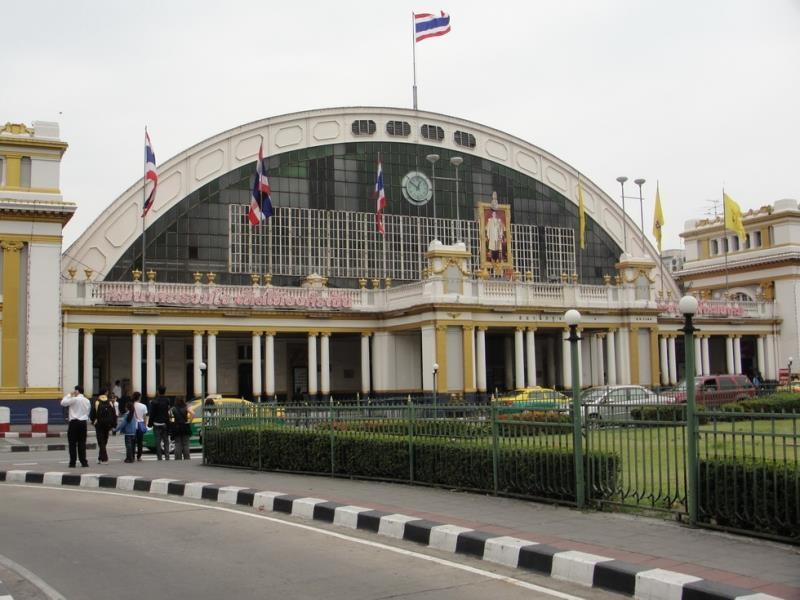 At One Inn Hualampong Bangkok Bagian luar foto