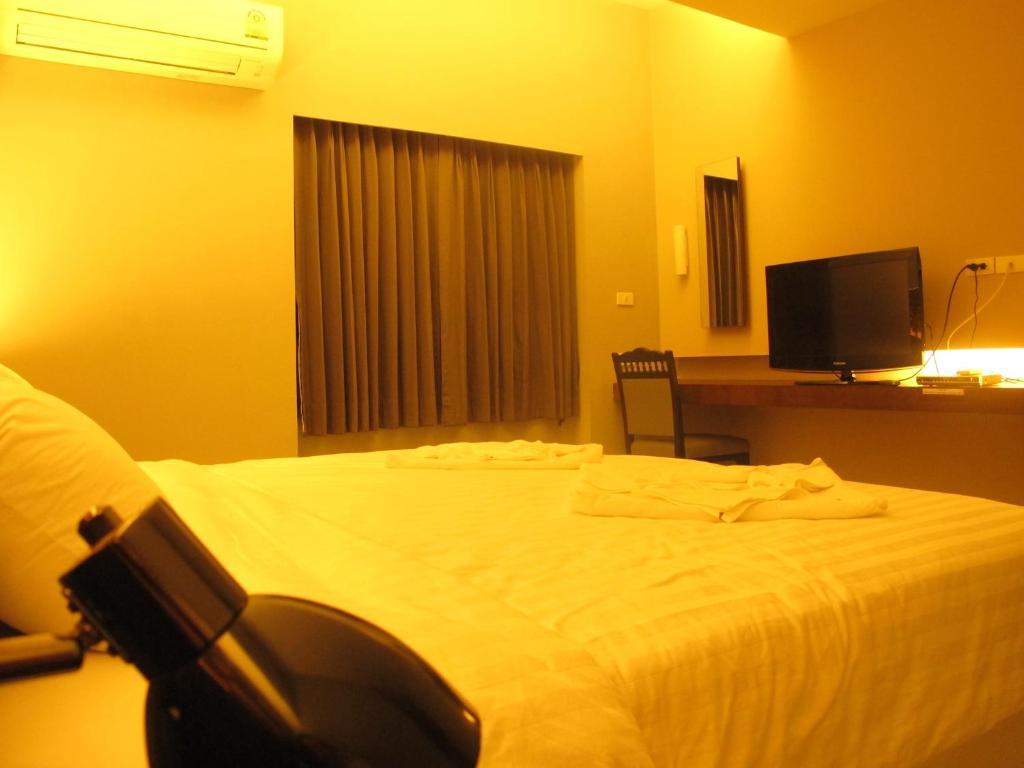At One Inn Hualampong Bangkok Bagian luar foto