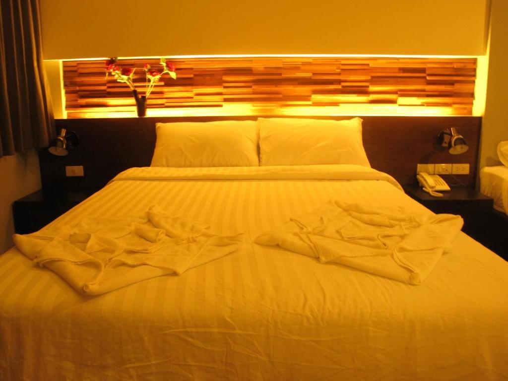 At One Inn Hualampong Bangkok Bagian luar foto