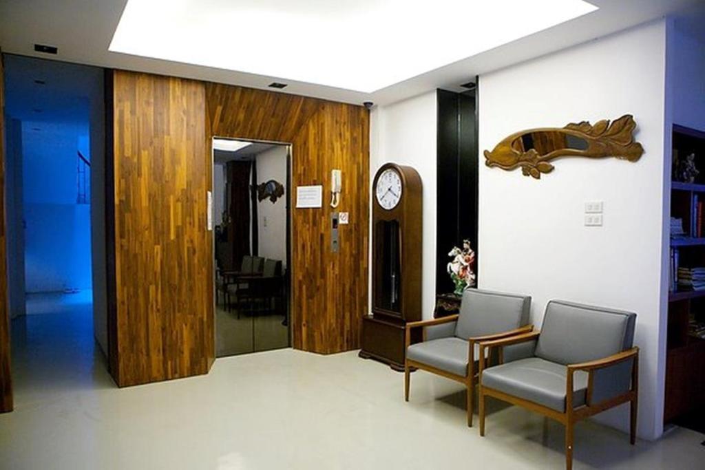 At One Inn Hualampong Bangkok Bagian luar foto