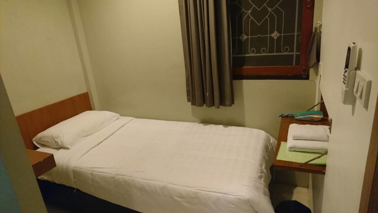 At One Inn Hualampong Bangkok Bagian luar foto