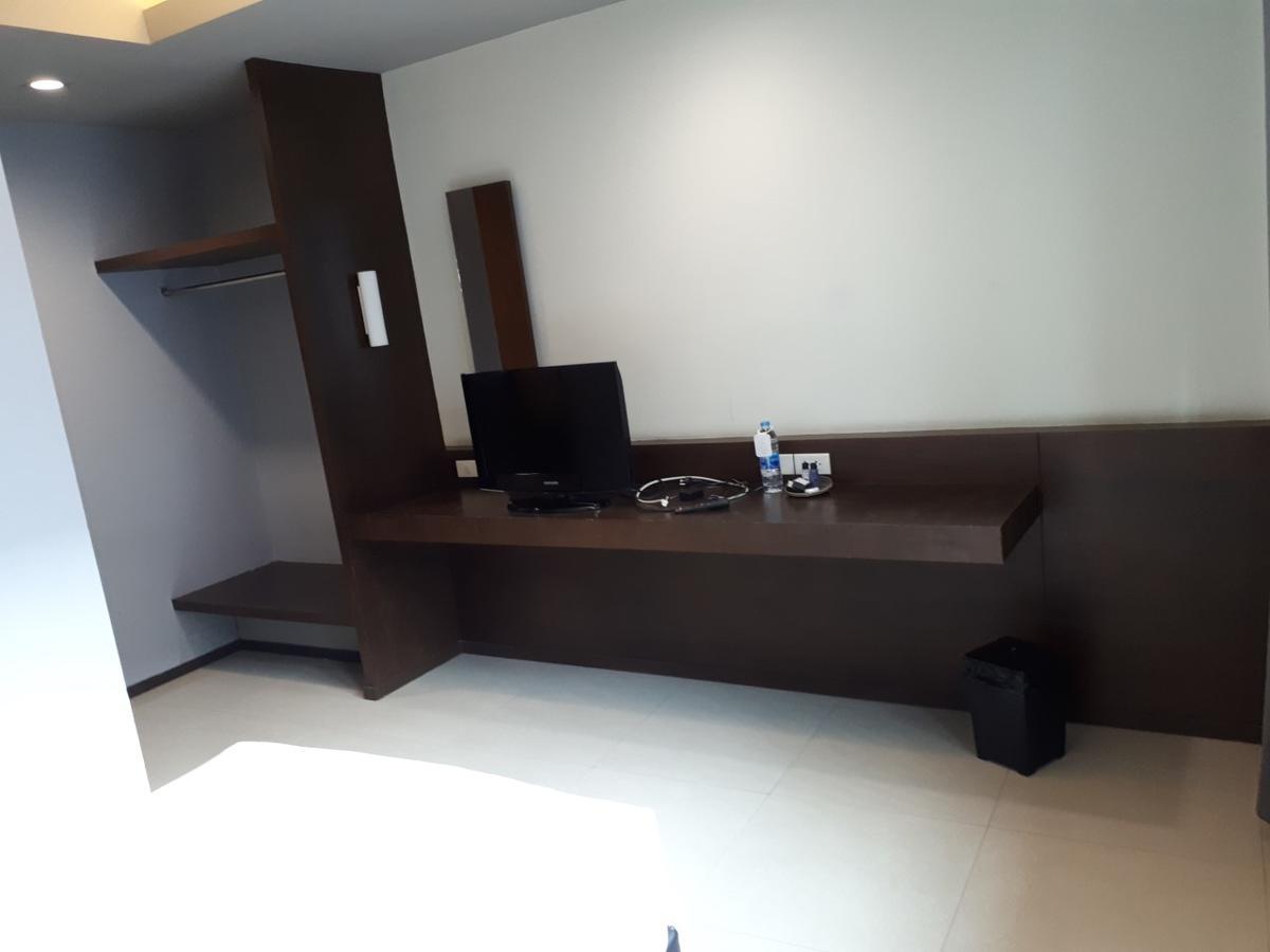 At One Inn Hualampong Bangkok Bagian luar foto