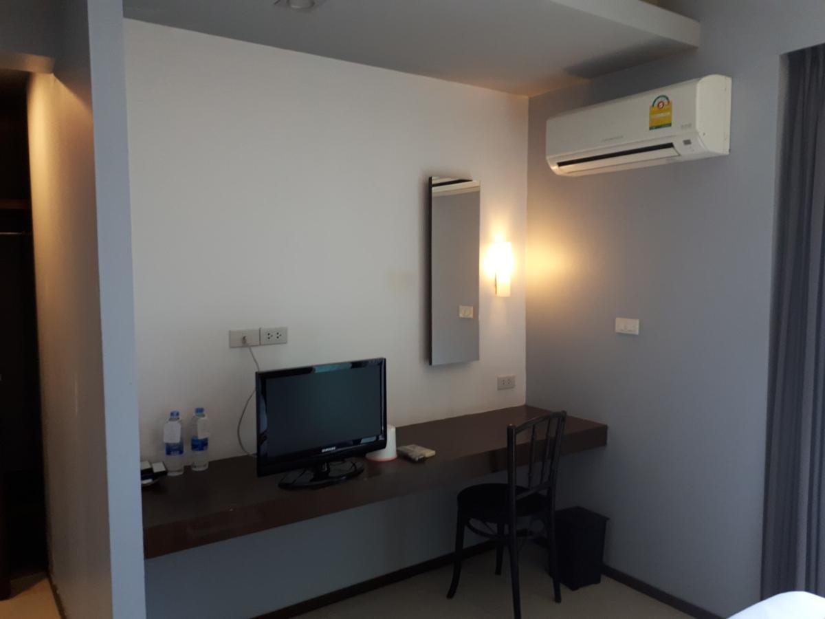 At One Inn Hualampong Bangkok Bagian luar foto