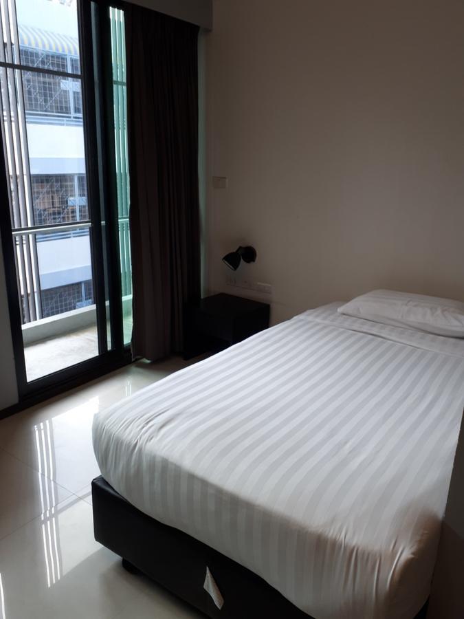 At One Inn Hualampong Bangkok Bagian luar foto