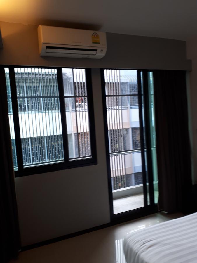 At One Inn Hualampong Bangkok Bagian luar foto