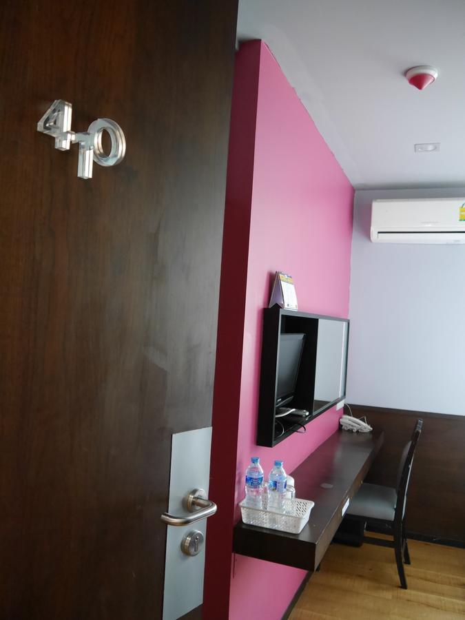 At One Inn Hualampong Bangkok Bagian luar foto