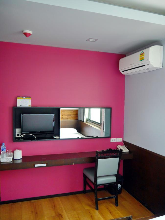 At One Inn Hualampong Bangkok Bagian luar foto