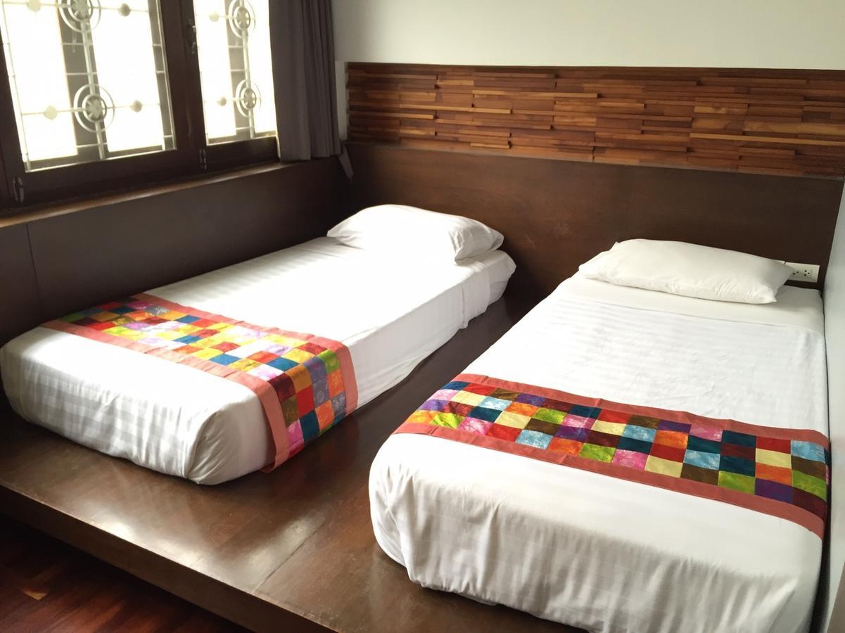 At One Inn Hualampong Bangkok Bagian luar foto