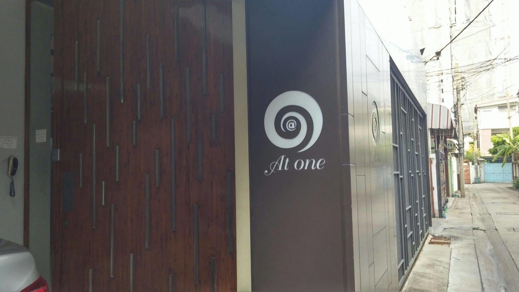 At One Inn Hualampong Bangkok Bagian luar foto