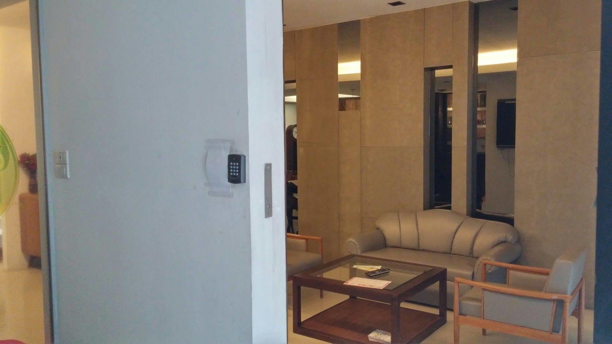 At One Inn Hualampong Bangkok Bagian luar foto