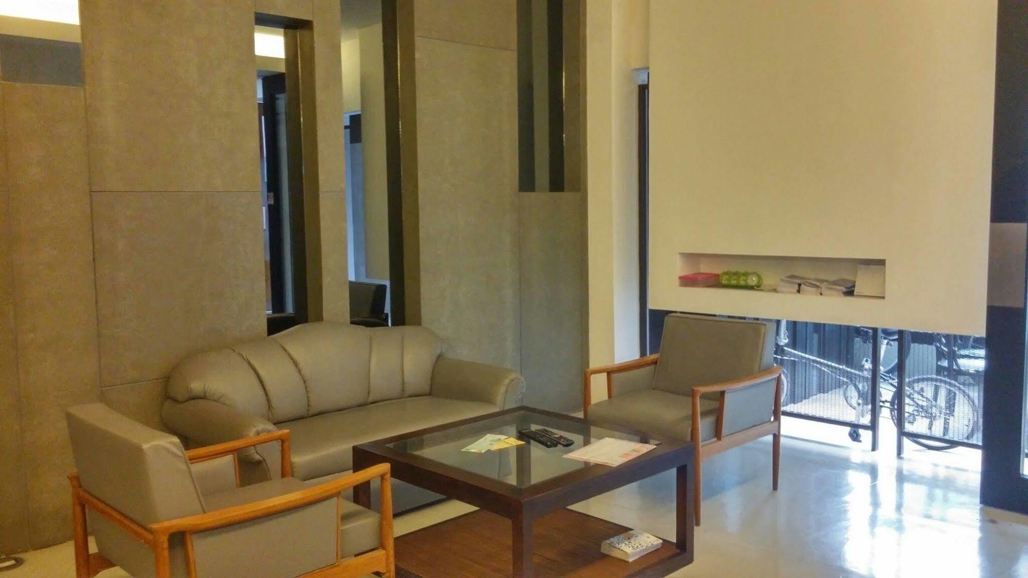 At One Inn Hualampong Bangkok Bagian luar foto