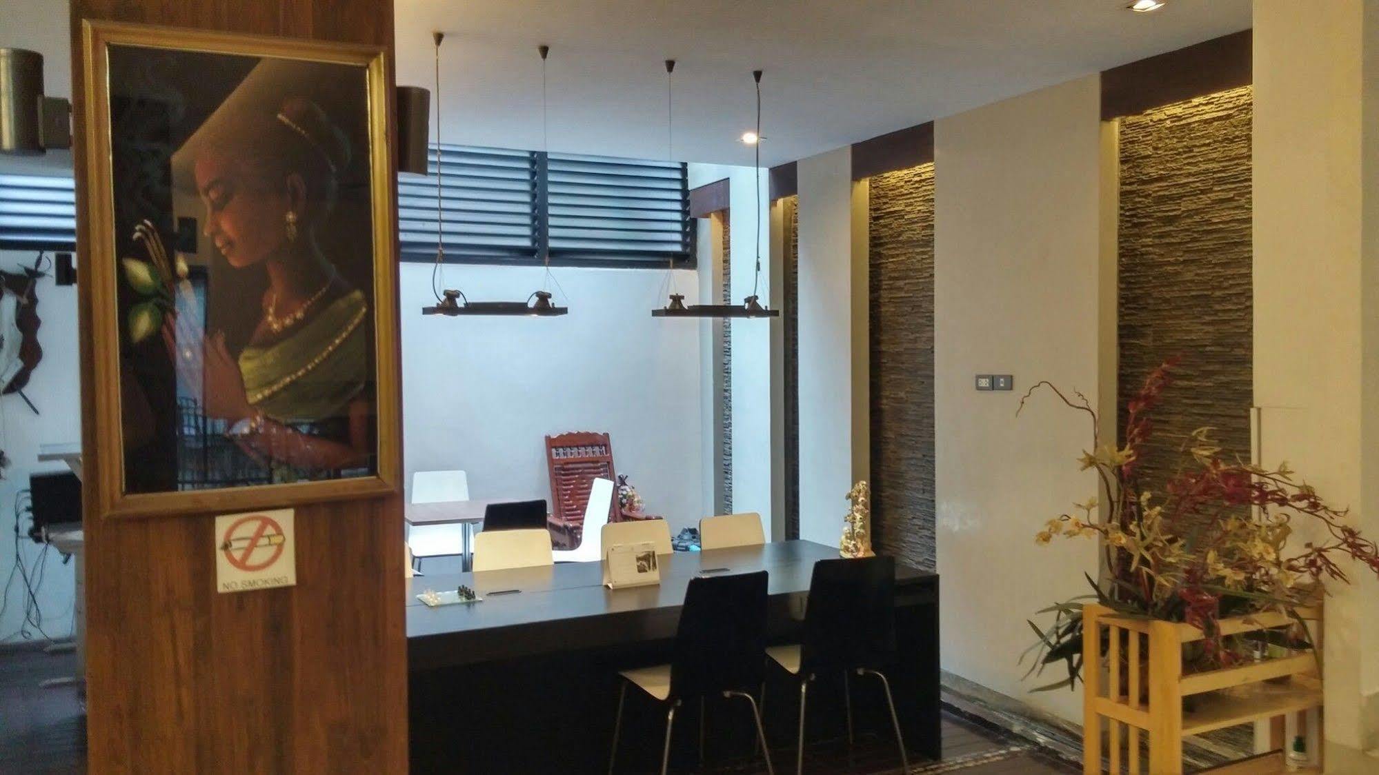At One Inn Hualampong Bangkok Bagian luar foto