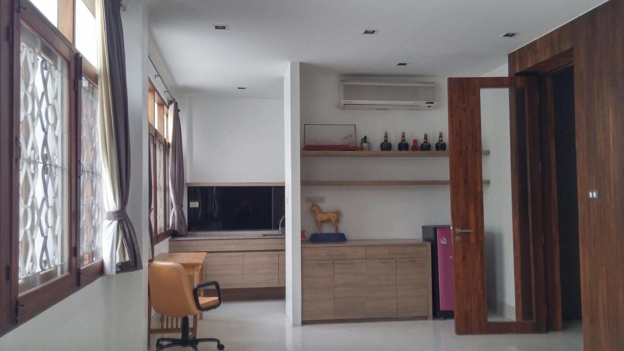 At One Inn Hualampong Bangkok Bagian luar foto