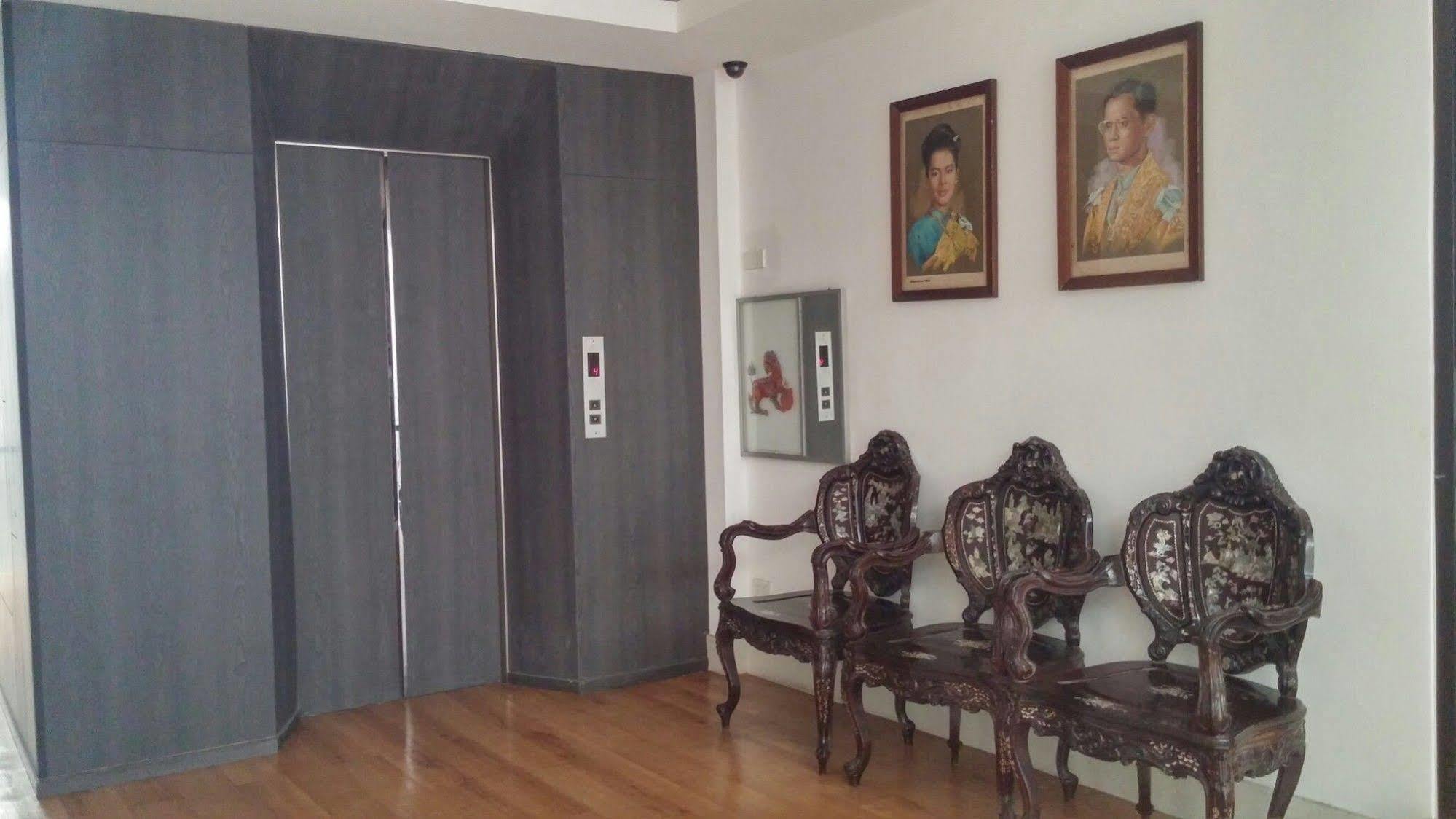 At One Inn Hualampong Bangkok Bagian luar foto