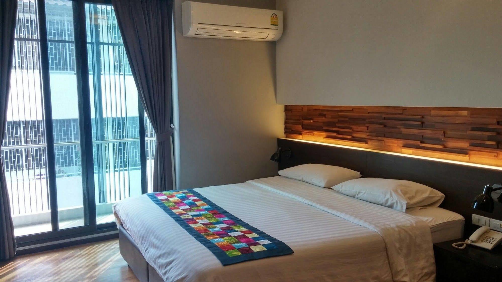 At One Inn Hualampong Bangkok Bagian luar foto