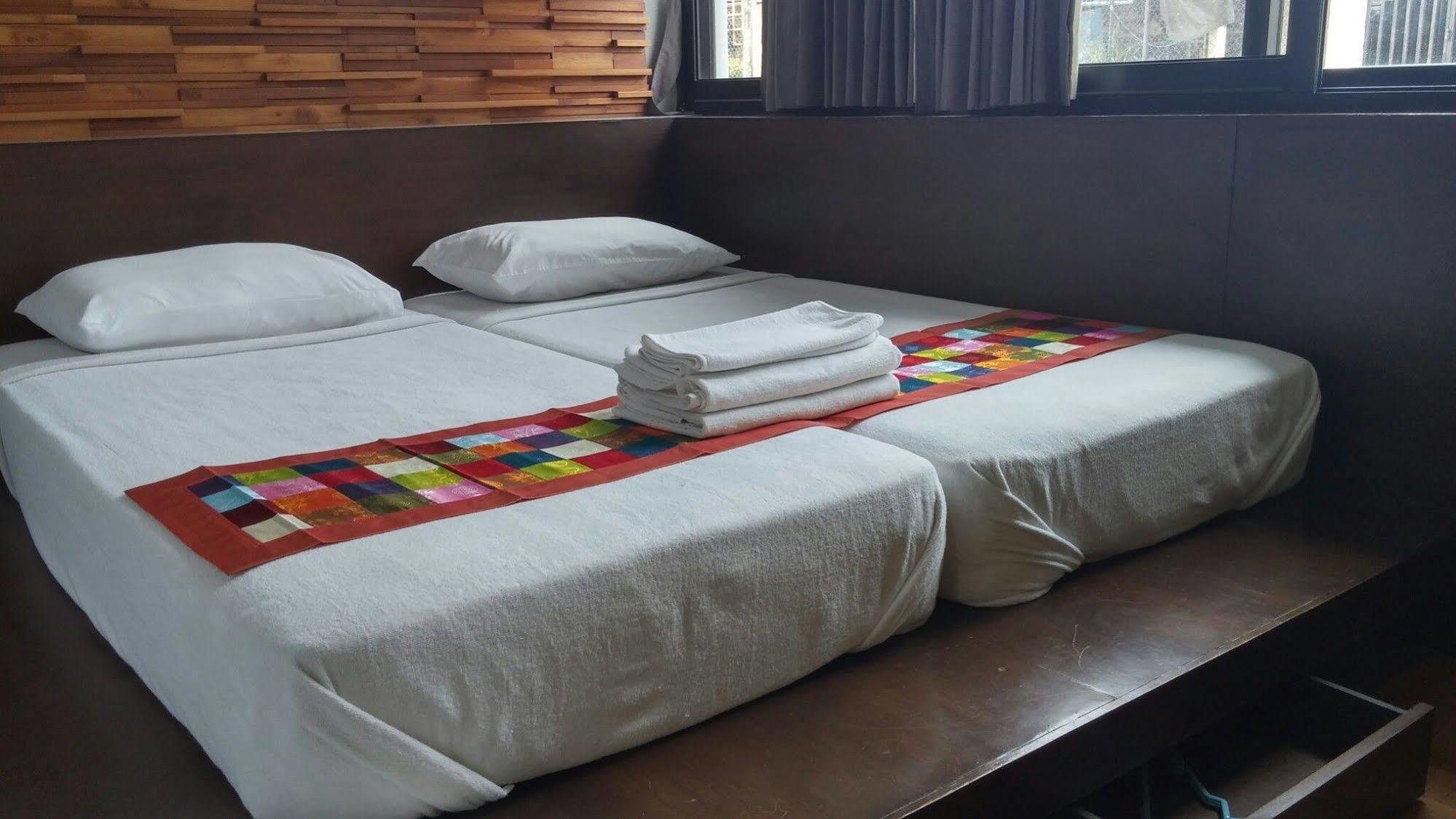 At One Inn Hualampong Bangkok Bagian luar foto