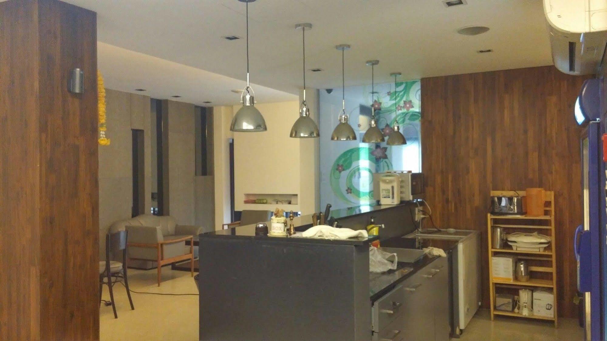At One Inn Hualampong Bangkok Bagian luar foto