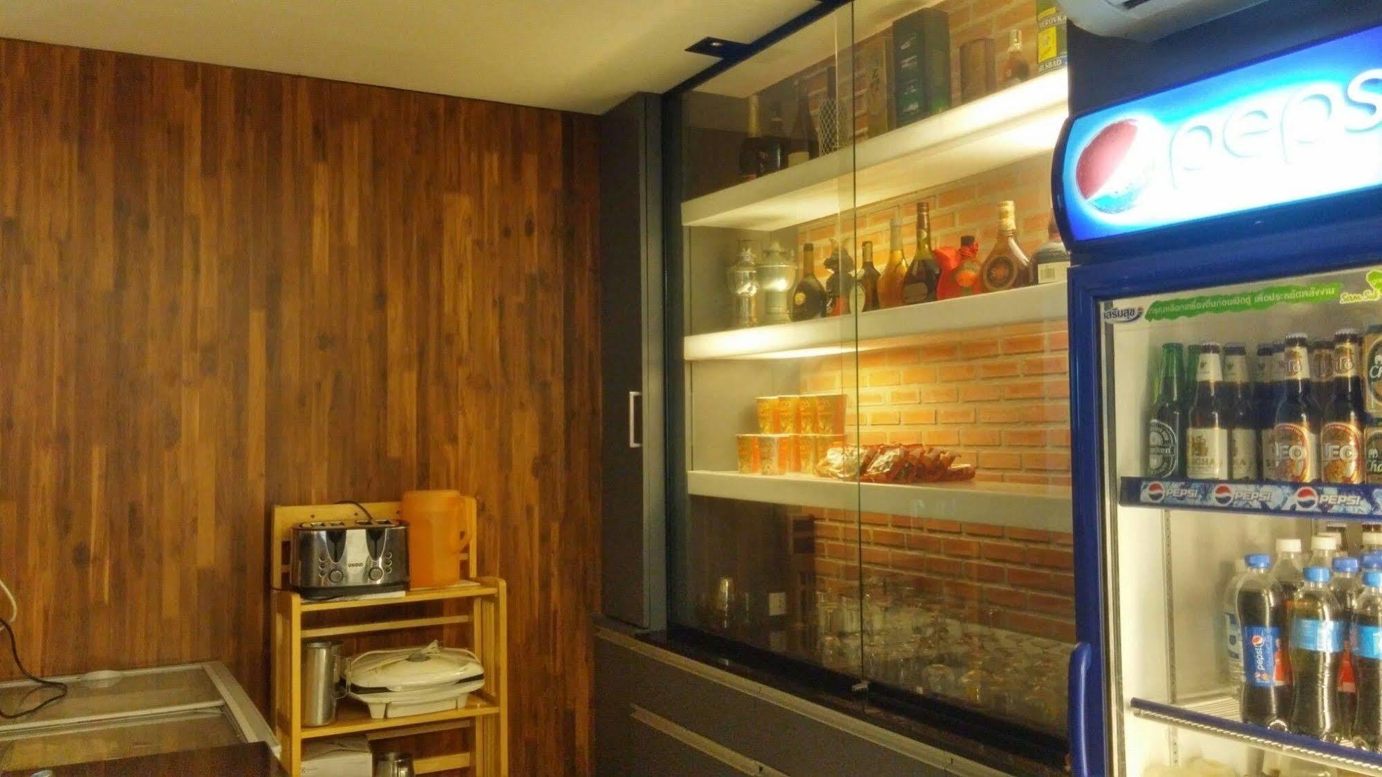 At One Inn Hualampong Bangkok Bagian luar foto