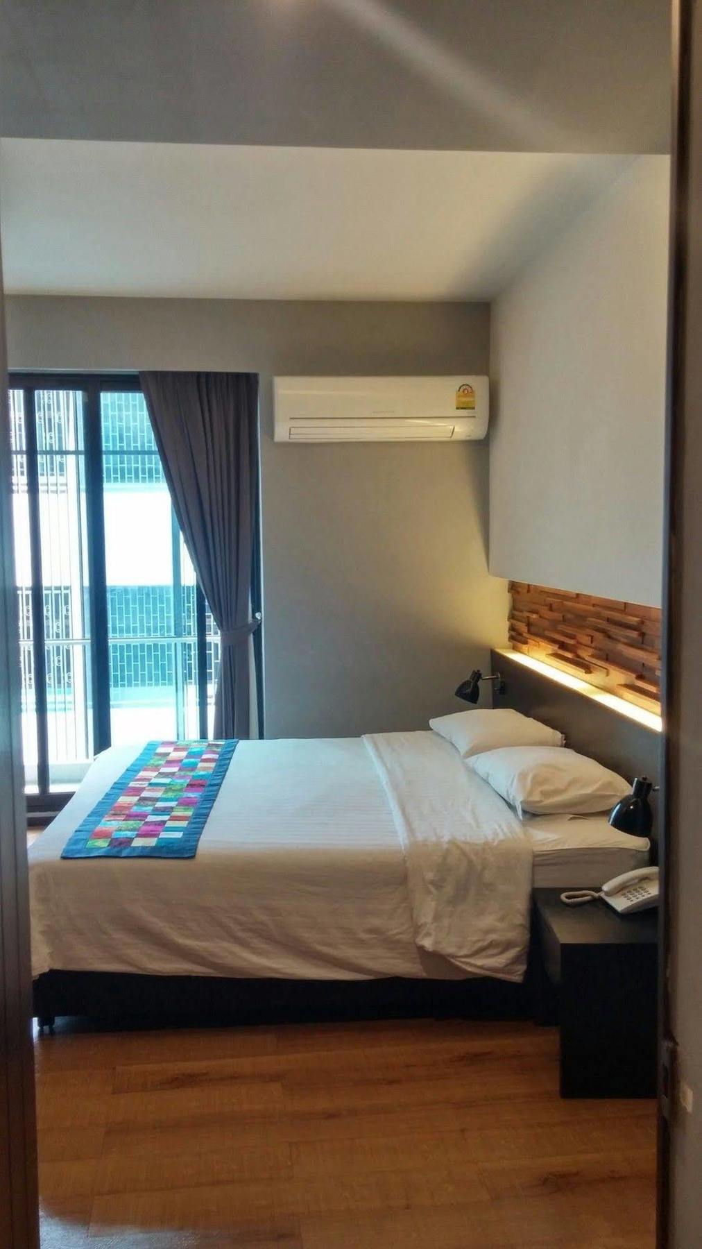 At One Inn Hualampong Bangkok Bagian luar foto