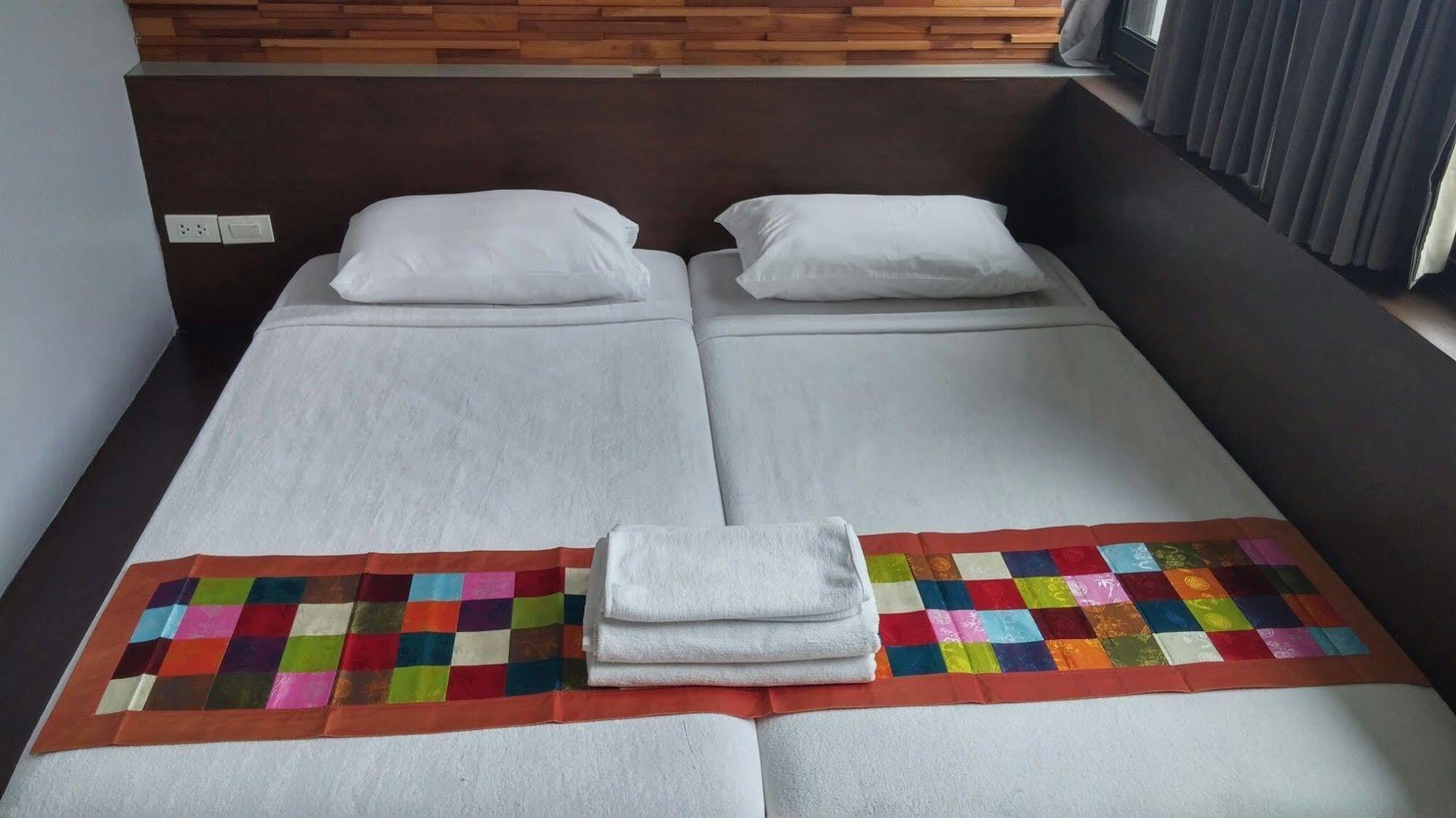 At One Inn Hualampong Bangkok Bagian luar foto