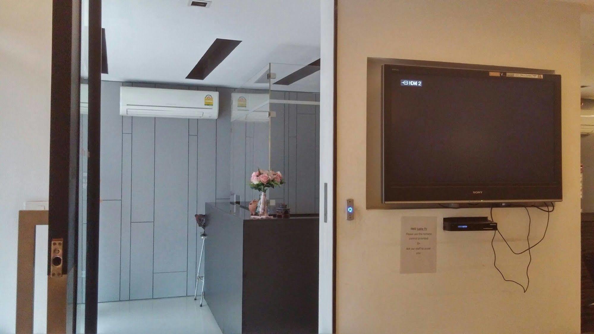 At One Inn Hualampong Bangkok Bagian luar foto