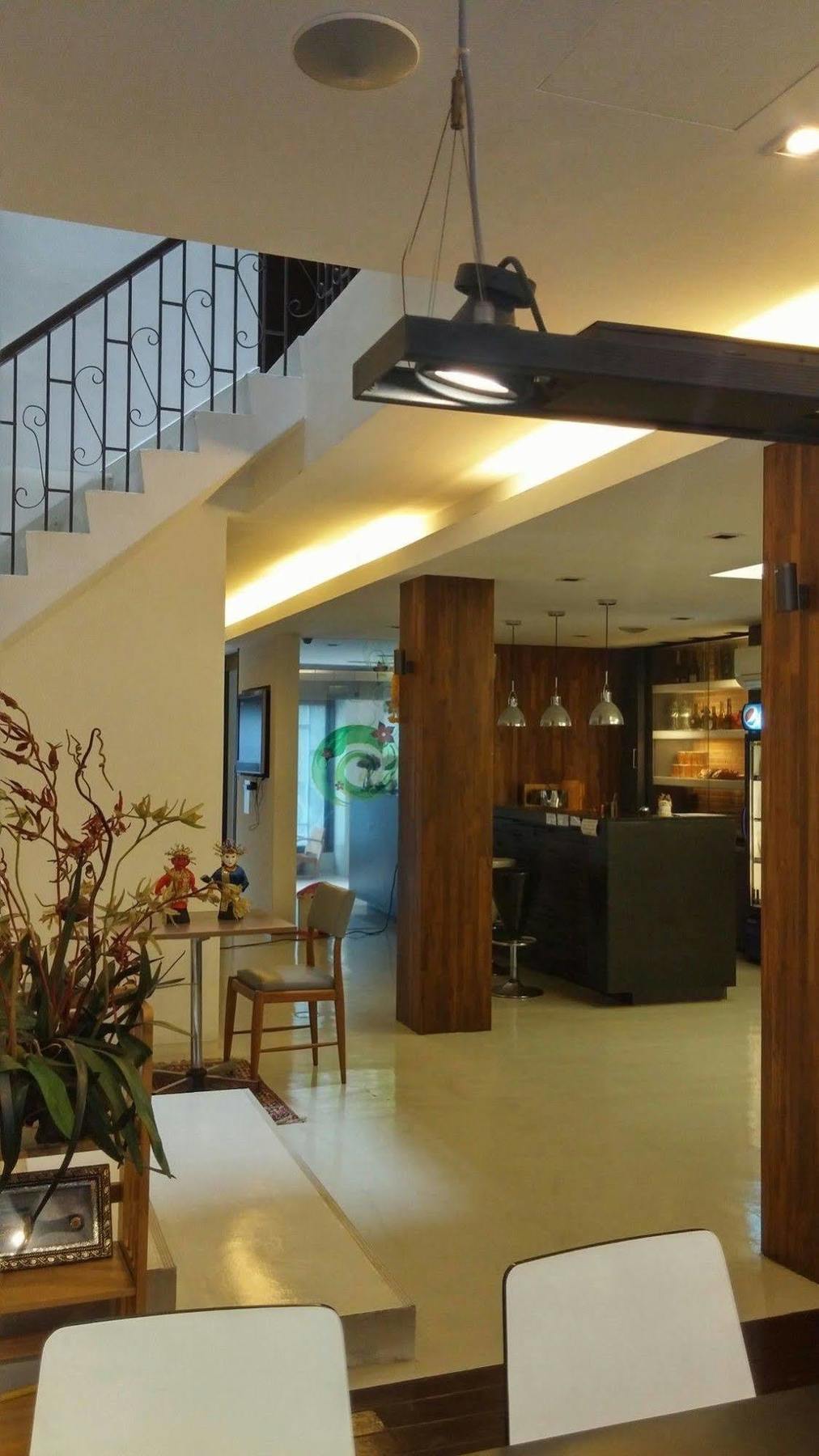 At One Inn Hualampong Bangkok Bagian luar foto