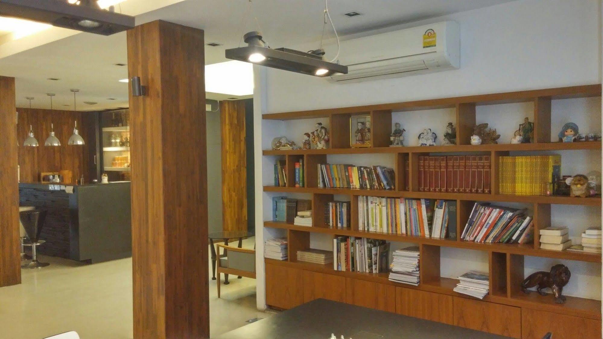 At One Inn Hualampong Bangkok Bagian luar foto