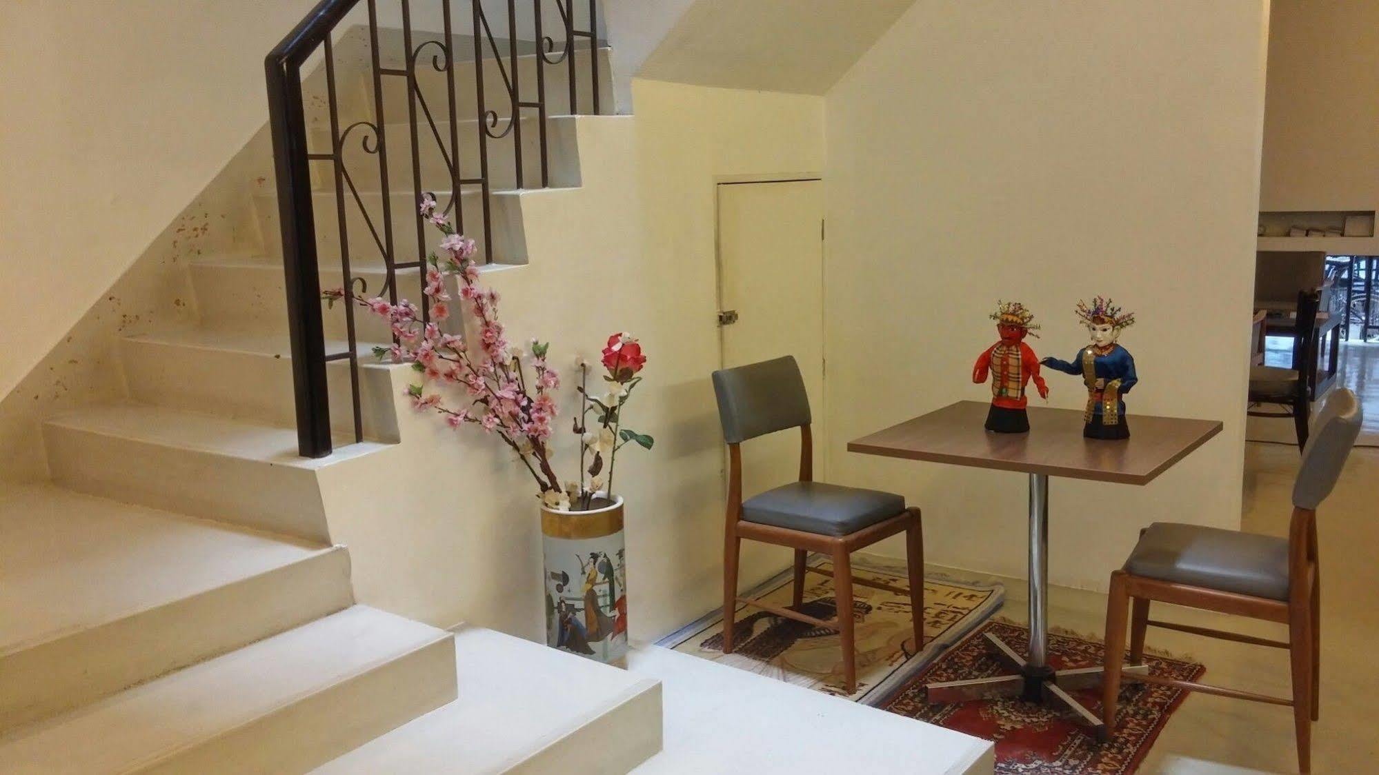 At One Inn Hualampong Bangkok Bagian luar foto