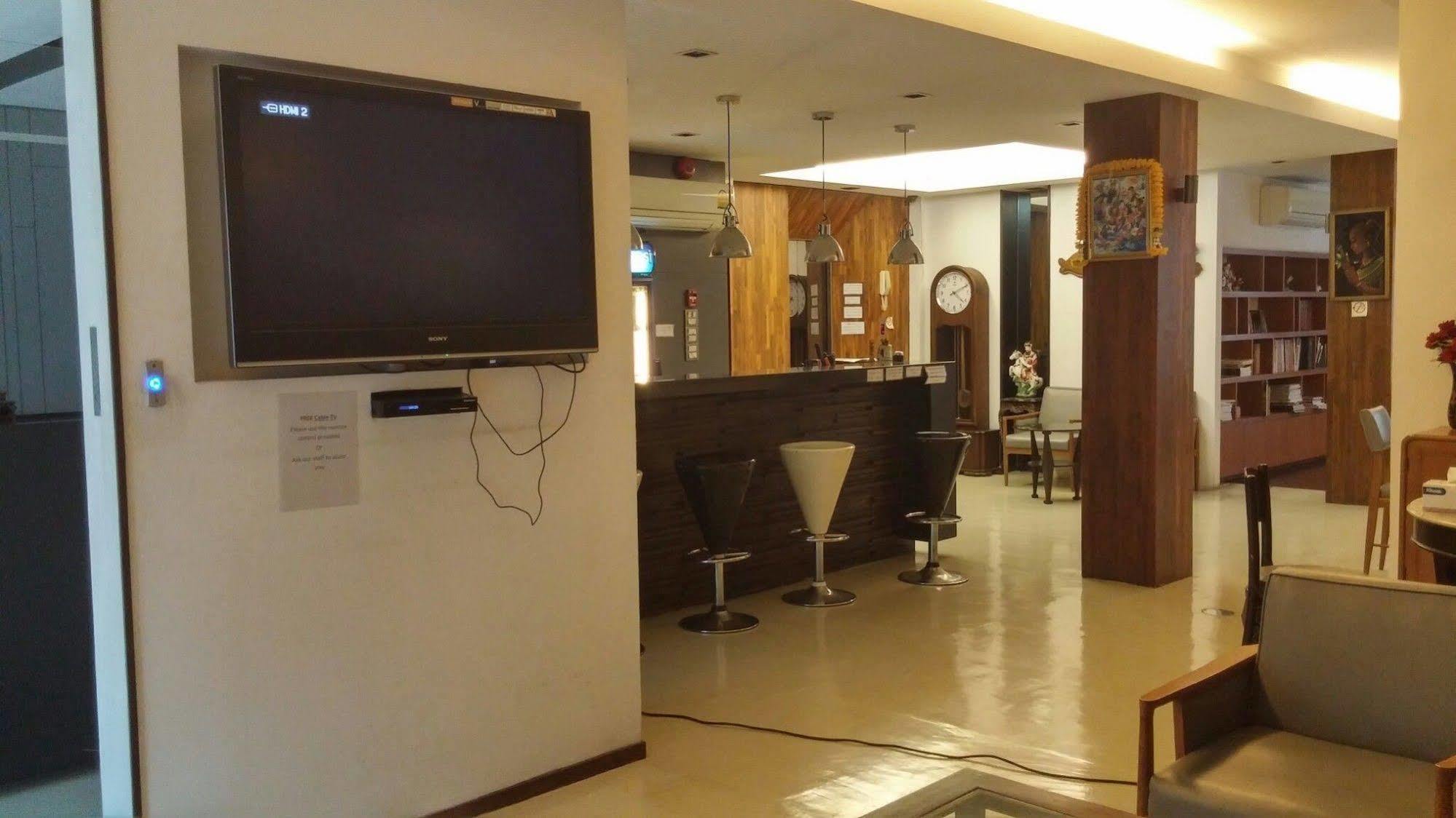 At One Inn Hualampong Bangkok Bagian luar foto