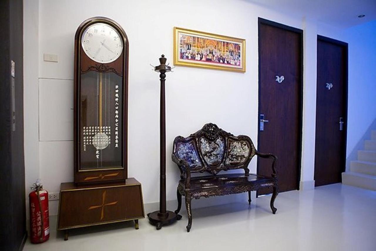 At One Inn Hualampong Bangkok Bagian luar foto