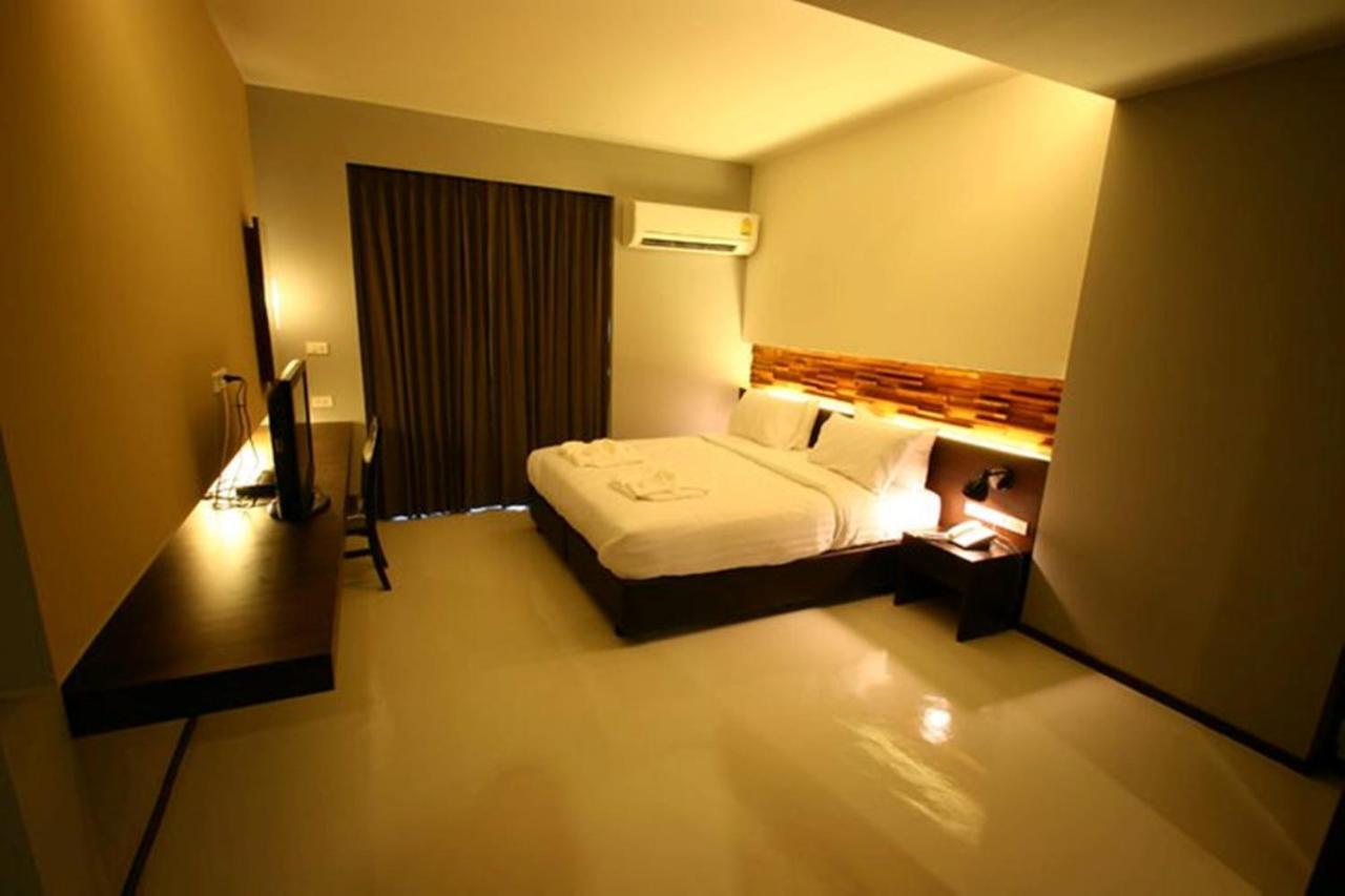 At One Inn Hualampong Bangkok Bagian luar foto